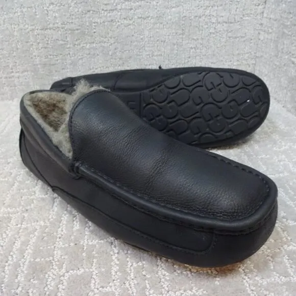 Ugg Ascot Mens Size 12 US Black Leather Sheepskin Slipper Moccasin 1103889W