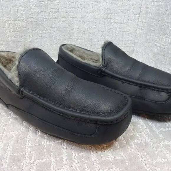 Ugg Ascot Mens Size 12 US Black Leather Sheepskin Slipper Moccasin 1103889W