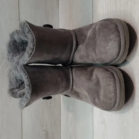Ugg Australia Kids Girls Bailey Button Leather Sheepskin Boots shoes sz 3