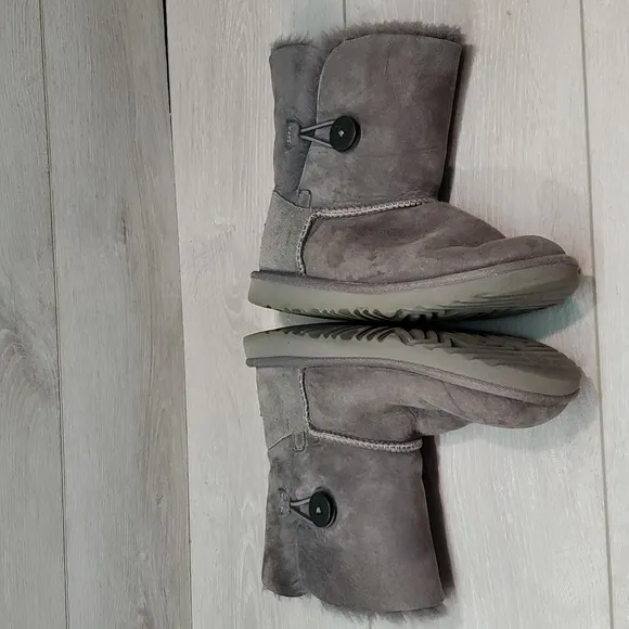 Ugg Australia Kids Girls Bailey Button Leather Sheepskin Boots shoes sz 3