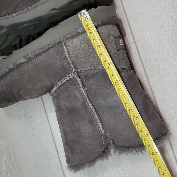 Ugg Australia Kids Girls Bailey Button Leather Sheepskin Boots shoes sz 3