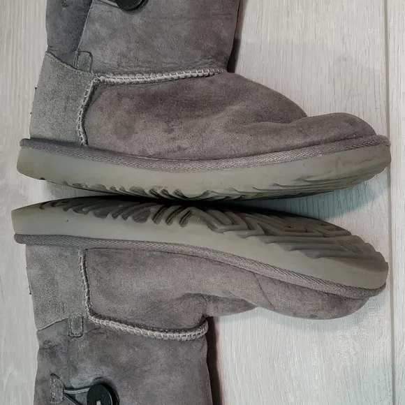 Ugg Australia Kids Girls Bailey Button Leather Sheepskin Boots shoes sz 3