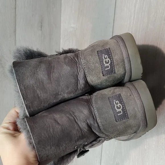 Ugg Australia Kids Girls Bailey Button Leather Sheepskin Boots shoes sz 3